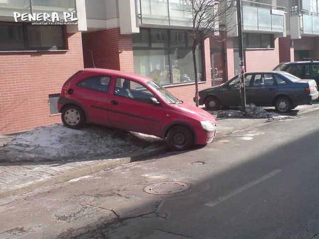 Tak się parkuje w Warszawie w czasie zimy